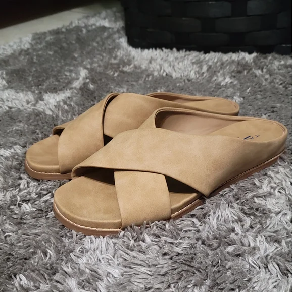 Tahari Acacia Cross Slide Sandal Women’s Comfort Flat - Picture 1 of 7